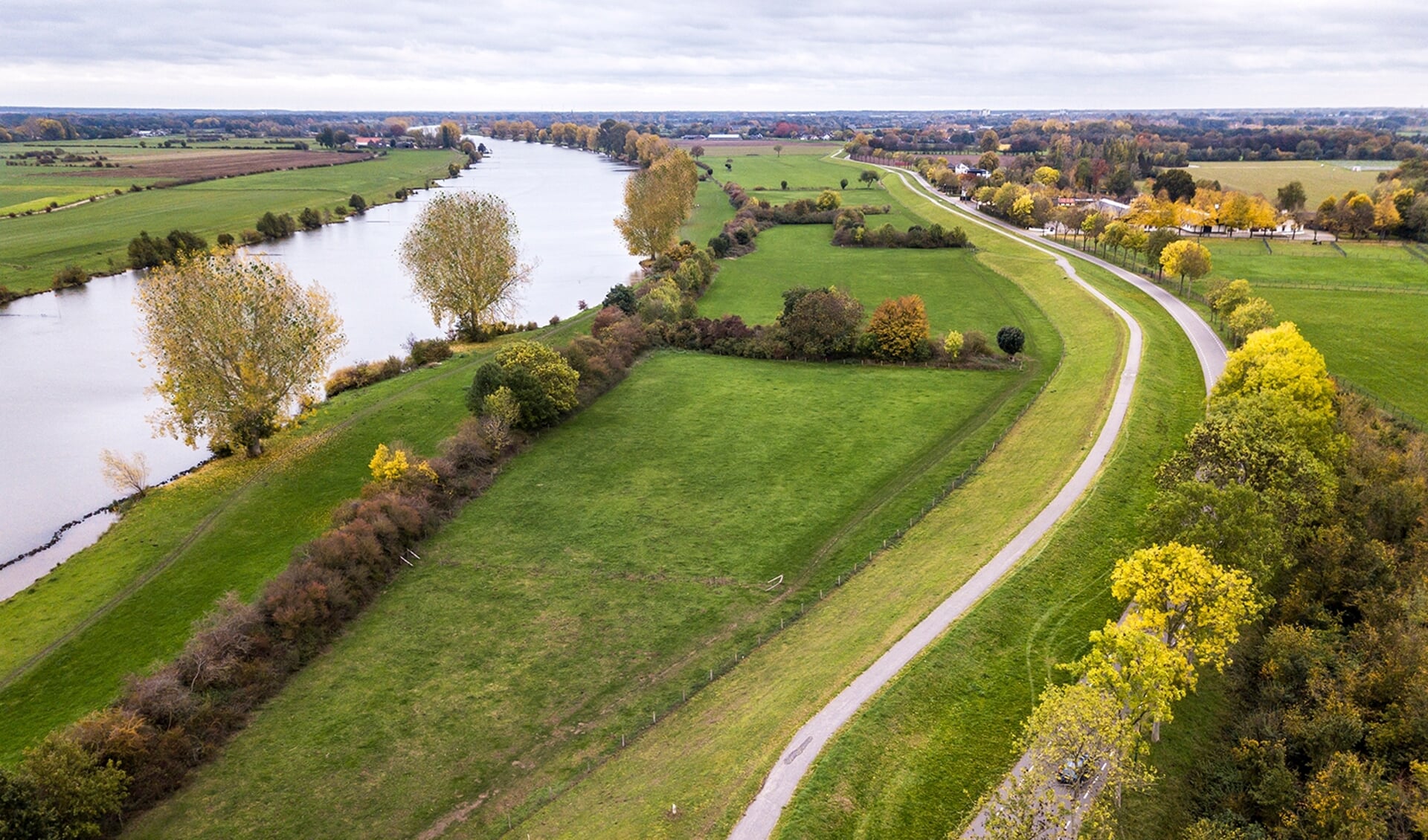 De Maasdijk tussen Cuijk en Ravenstein.