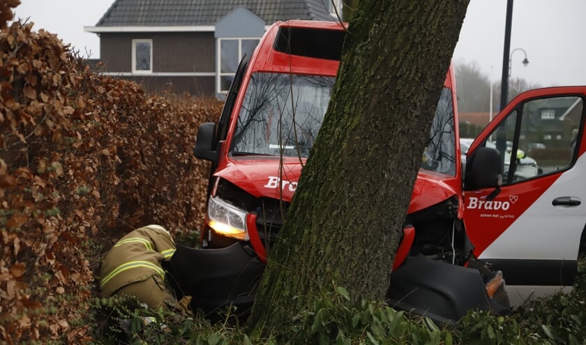 <p>Een buurtbus botste in Ledeacker op een boom. De chauffeur kwam daarbij om het leven.</p>  