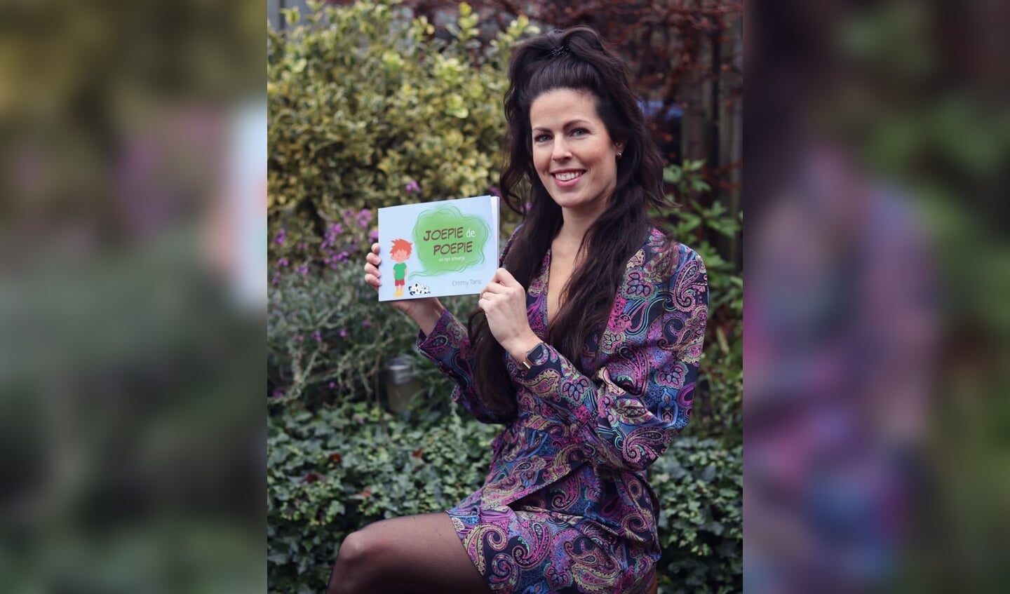 Emmy met haar prentenboek.
