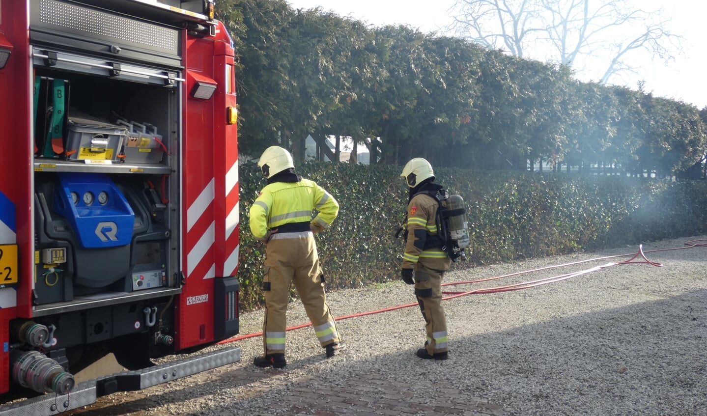 Brandweer blust schuurbrand in Heesch. (Foto: Thomas)