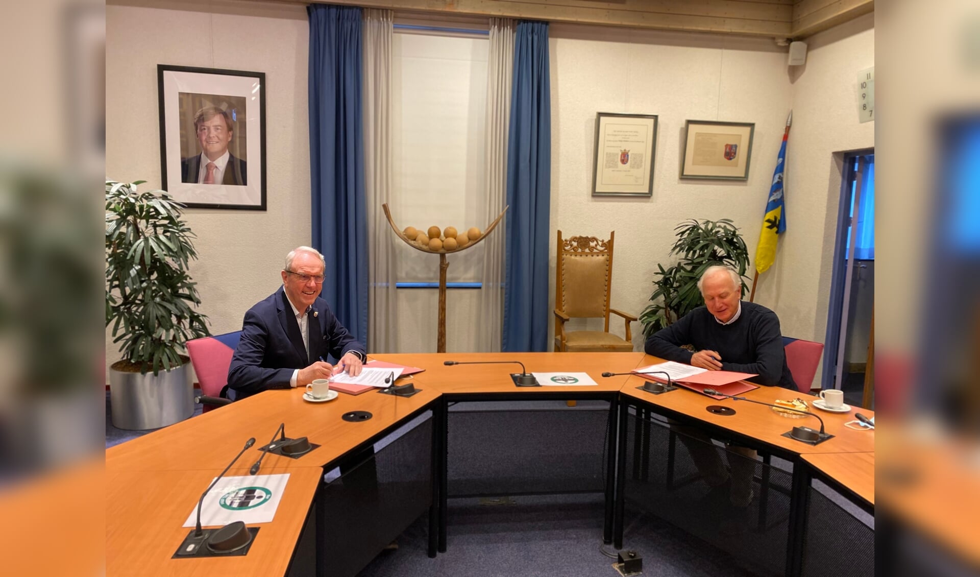 Ondertekening overeenkomst op 14 januari 2022. Wethouder Geertjan Wienhoven en Hans ten Hoonte van Stichting Molecul.