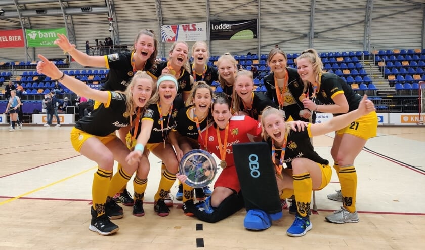 Als HC Den Bosch zaterdag in eigen huis wint van SCHC, zijn ze landskampioen. Eerder dit jaar wonnen ze ook al de titel in de zaal (foto).