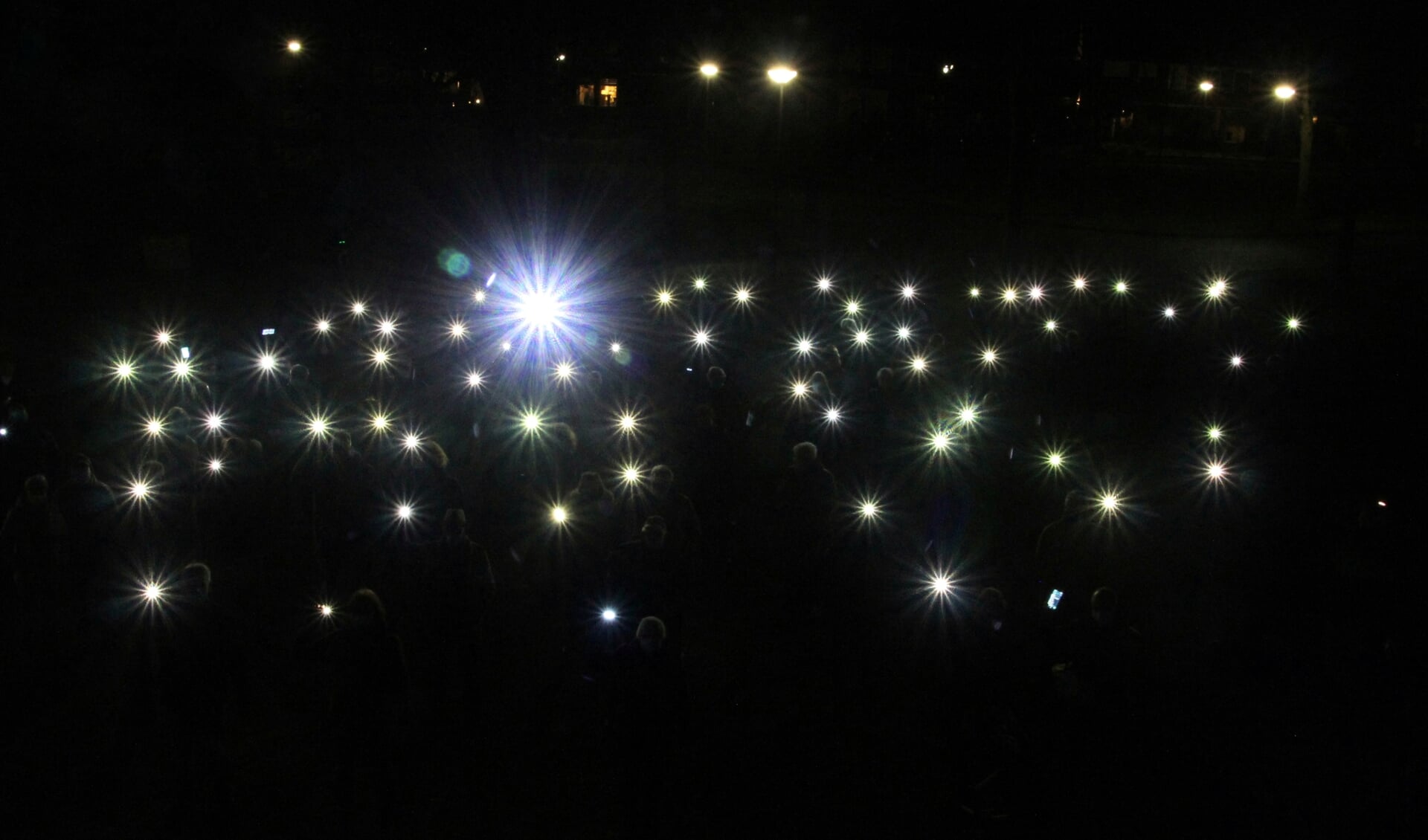 De protestanten zorgden met smartphones voor lichtpuntjes. 