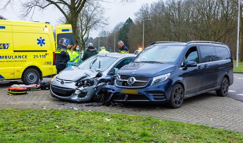 Vrouw lichtgewond bij ongeval op Osse kruising