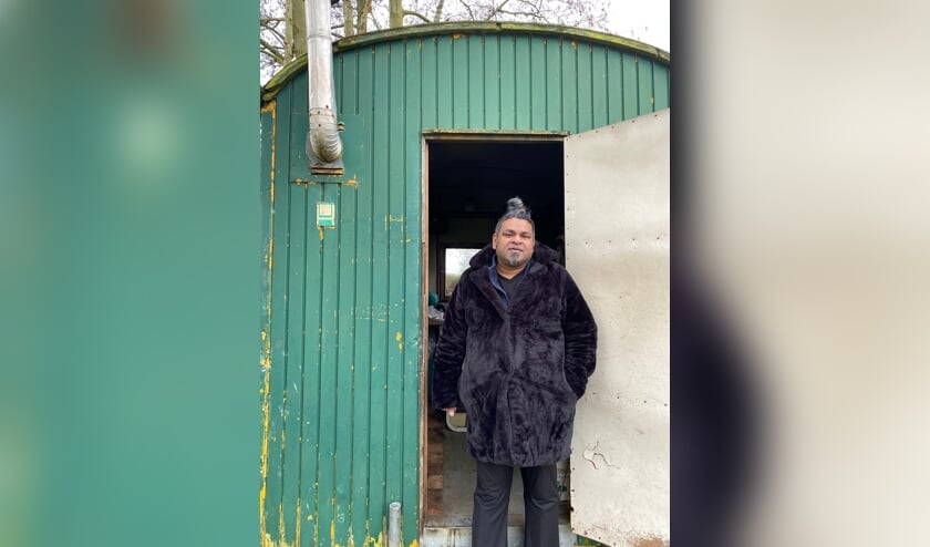 <p>Prem Tomassen uit Sambeek bij zijn oude pipowagen. 'Dankzij een houtkacheltje heb ik het tenminste niet koud als het vriest.'</p>
