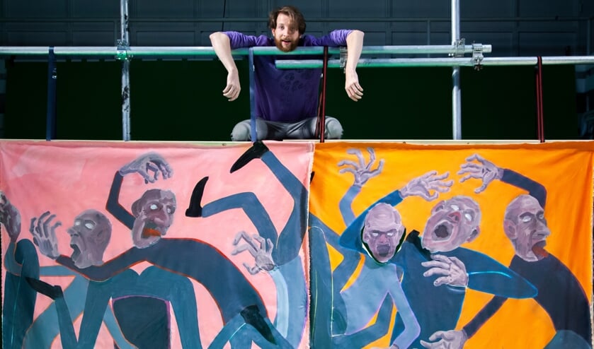 <p>De Bossche kunstenaar Remy Neumann poseert voor één van zijn kleurrijke werken.</p>