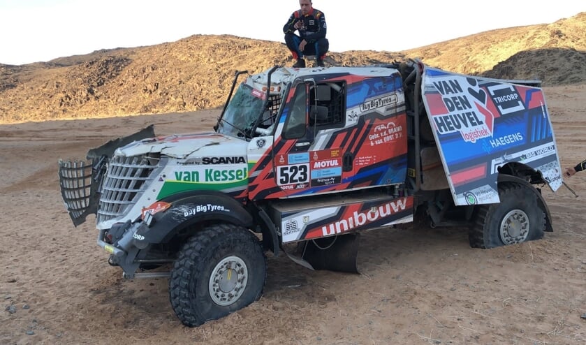 <p>De gehavende dakar-truck. (foto: Dakarspeed)</p>