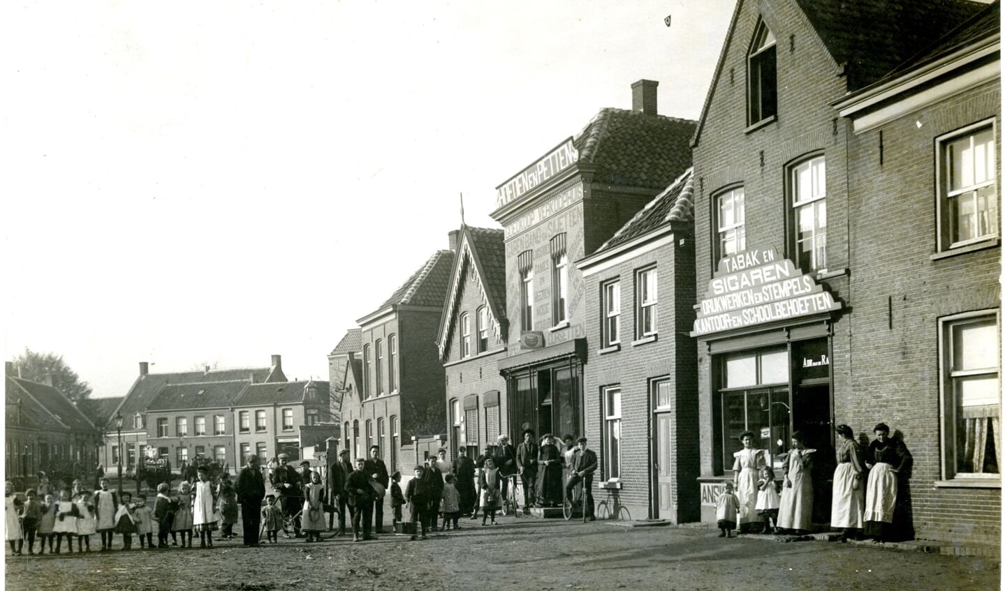 Het Walplein rond 1910. Helemaal rechts in beeld is de winkel van Adrianus van de Rakt te zien, voor “Tabak en sigaren, drukwerken en stempels, kantoor- en schoolbehoeften”. Foto: Adrianus van de Rakt.