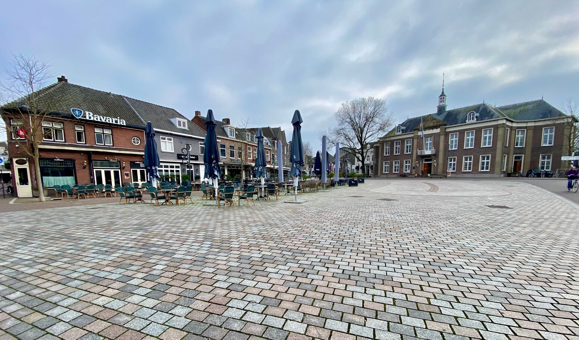 De terrassen op de Markt in Veghel staan al klaar. De horeca mag eindelijk weer open.