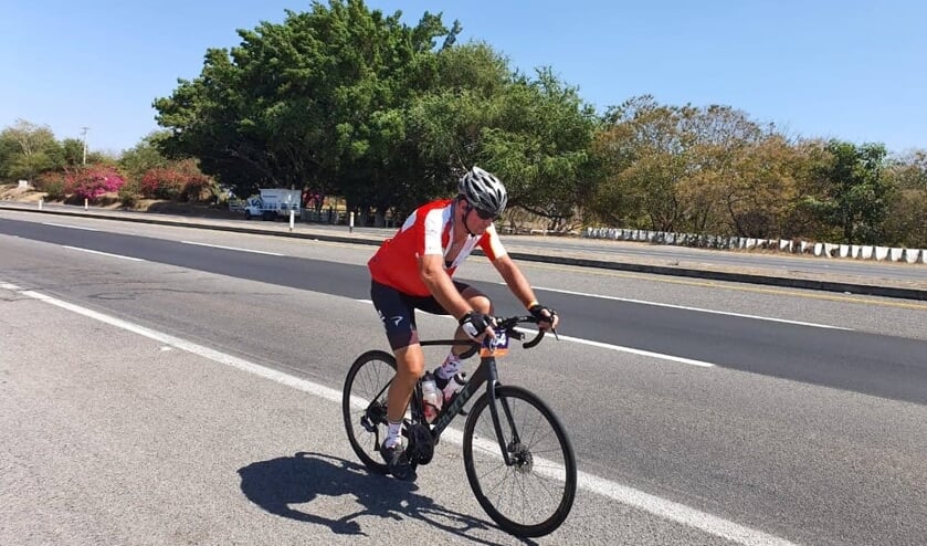 <p>Eddy van Oorsouw op zijn racefiets.</p>