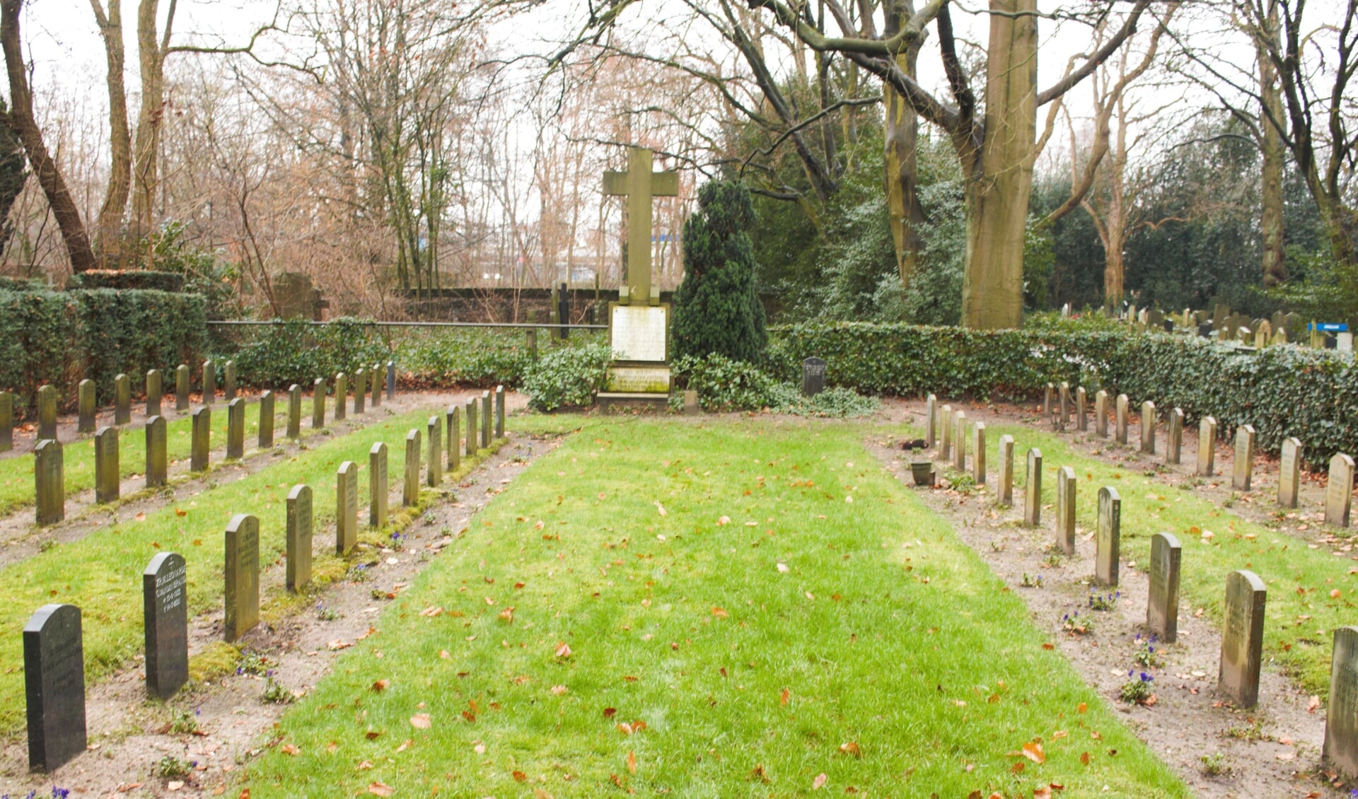 De leden van de Barmhartige Zusters van de Heilige Carolus Borromeus hebben een eigen begraafplaats op de begraafplaats Orthen.