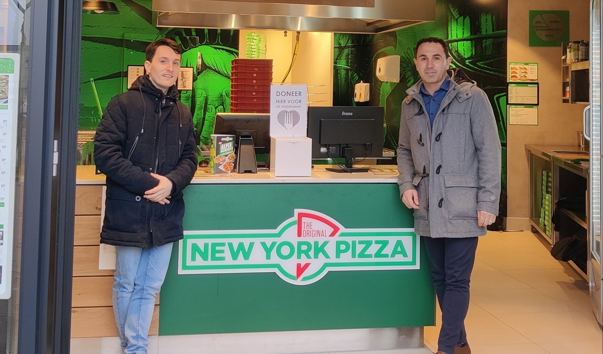 Mark Duijf van de New York Pizza overhandigde een bedrag van 400 euro aan de Voedselbank.