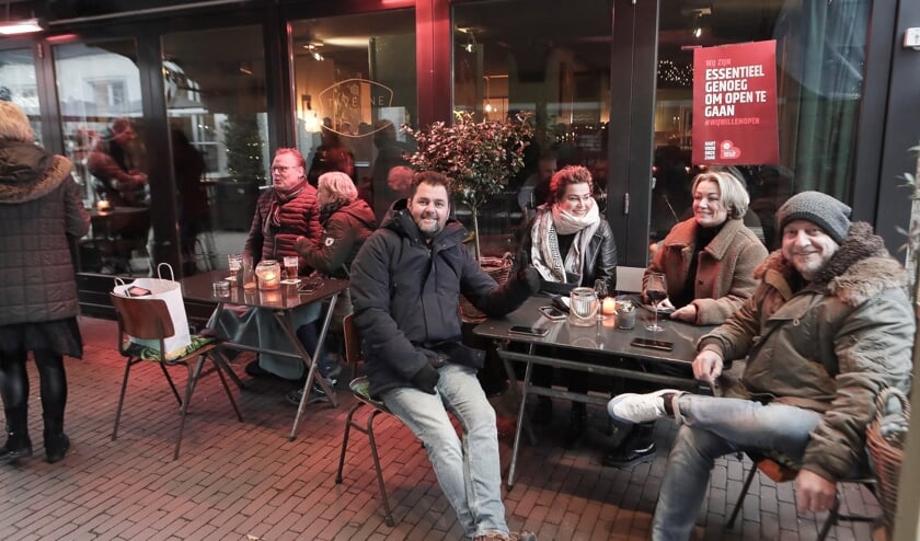 <p>Bezoekers van het Osse centrum. (Foto: Hans van der Poel)</p>