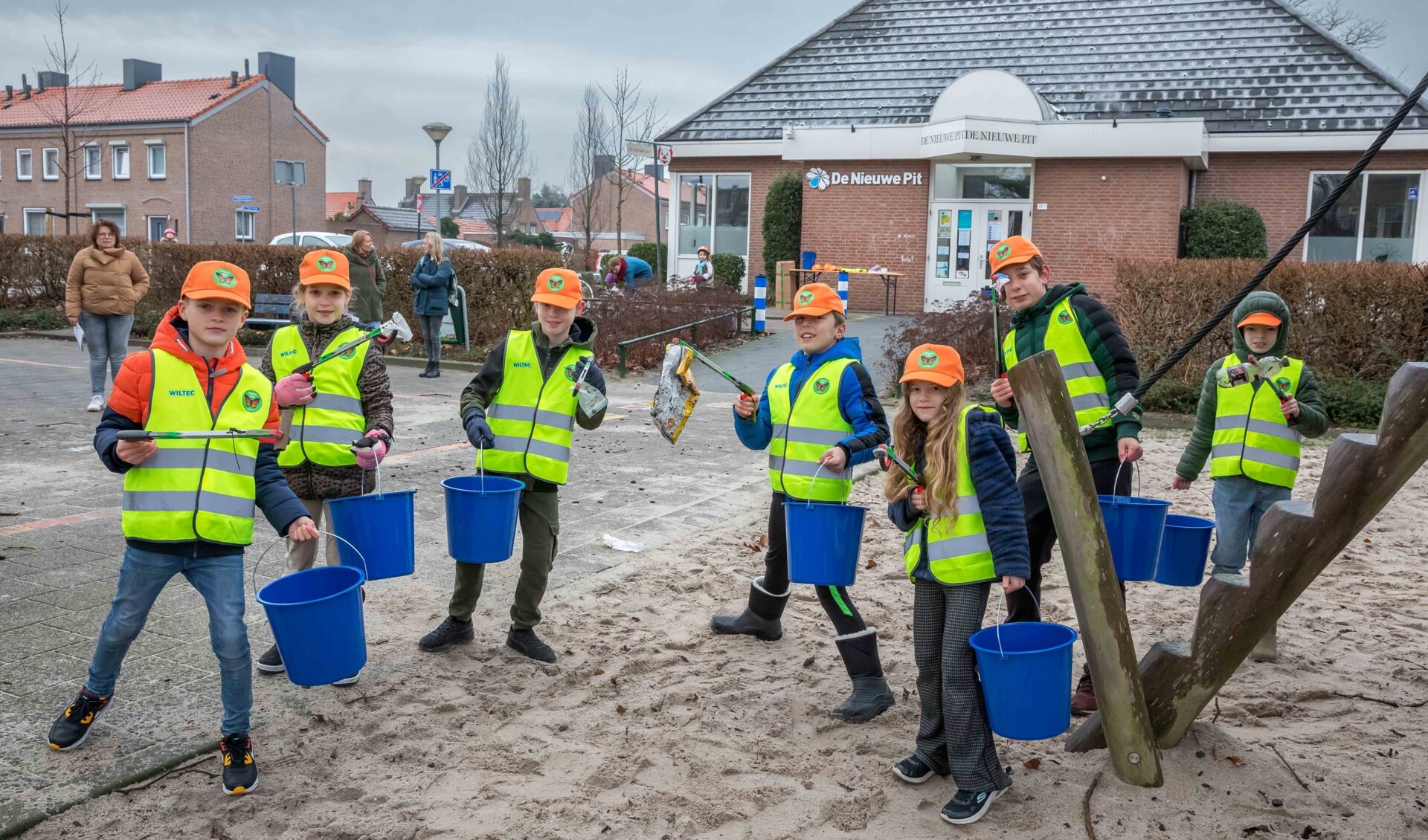 Maashorst Cleanup Kids ruimen het zwerfafval op.