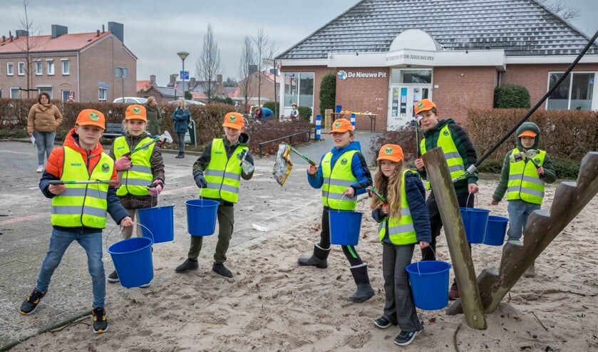 <p>Maashorst Cleanup Kids ruimen het zwerfafval op.</p>  