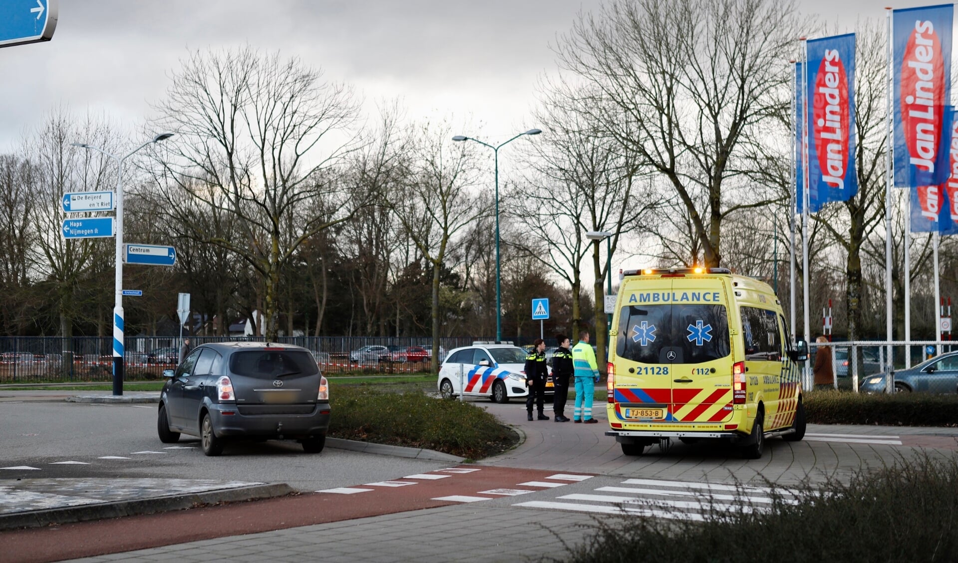 Een fietser is vanmiddag in Cuijk lichtgewond geraakt toen hij werd aangereden.