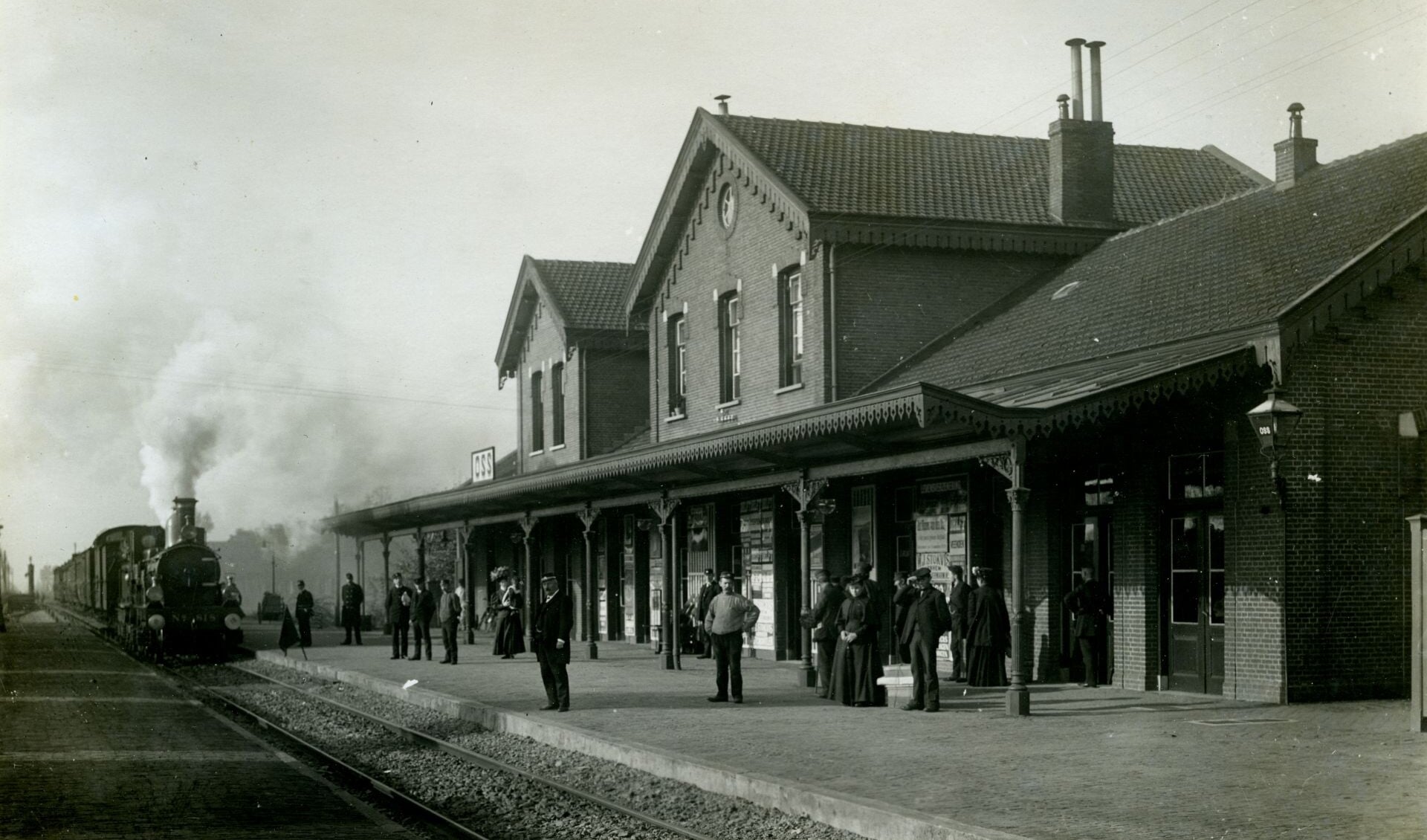 Het eerste Osse station werd geopend in 1881 en in 1904 uitgebreid. Rond 1910 stelde Adrianus van de Rakt zijn camera zo op dat hij niet alleen het station, maar ook een aankomende stoomtrein vastlegde. 