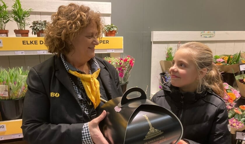 <p>De 9-jarige Sofie Schilderman overhandigt de Bossche Bol XL aan Marjon van der Heijden.&nbsp;</p>  