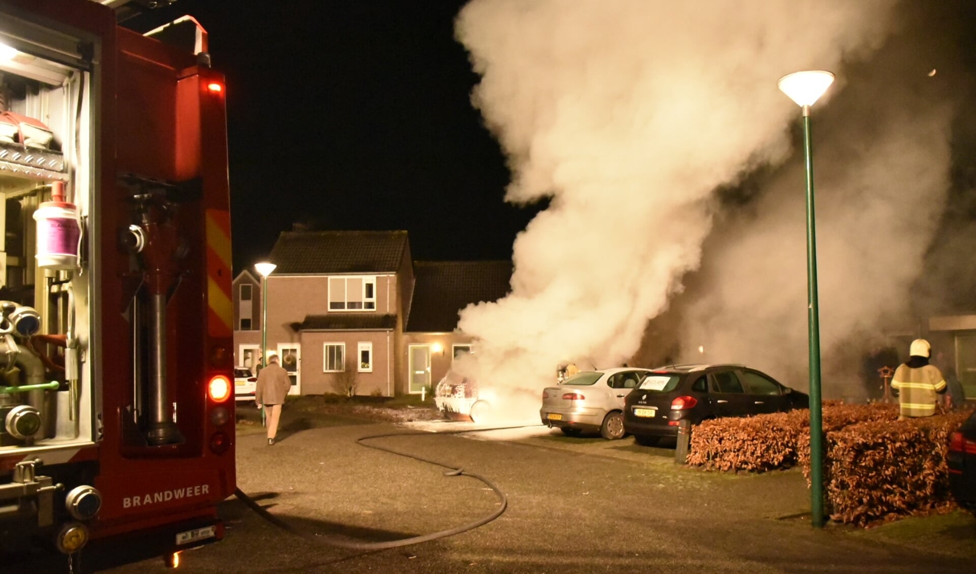 In Sint Anthonis is zondagavond een auto uitgebrand.
