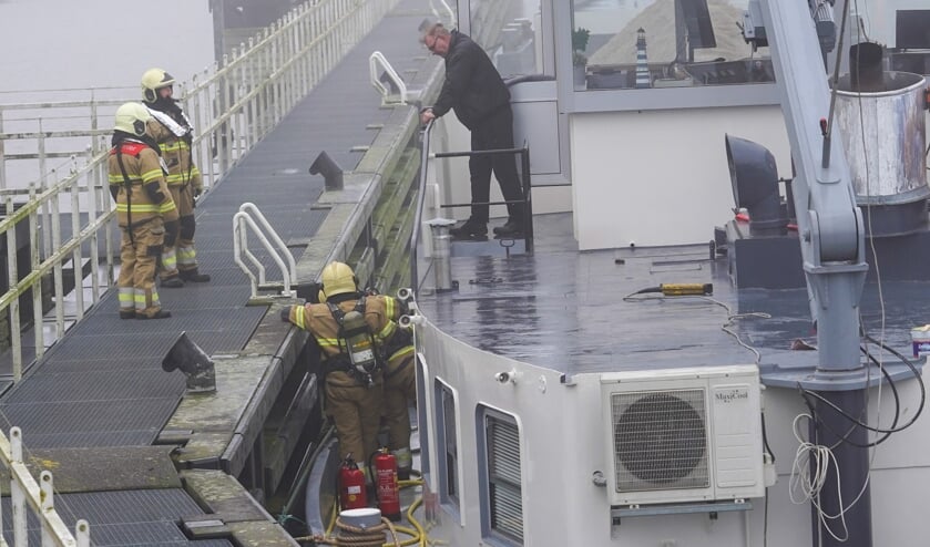Brandweer blust brand in boiler van schip in Lith  