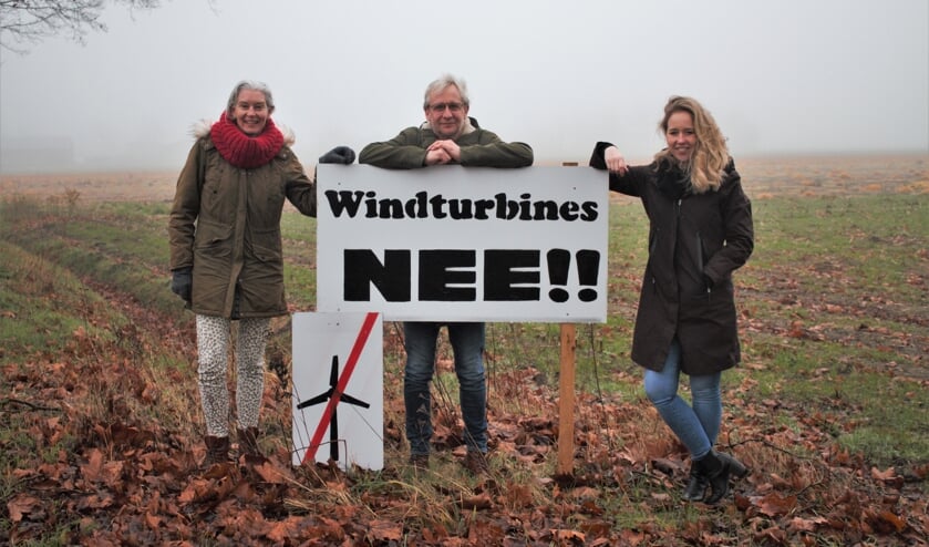<p>Marieke, Henk en Daisy zijn het, net als bijna alle andere Vinkelaren, niet eens met de plannen van de gemeente Bernheze om op vierhonderd meter van hun woningen in Vinkel enorme windturbines te plaatsen.</p>