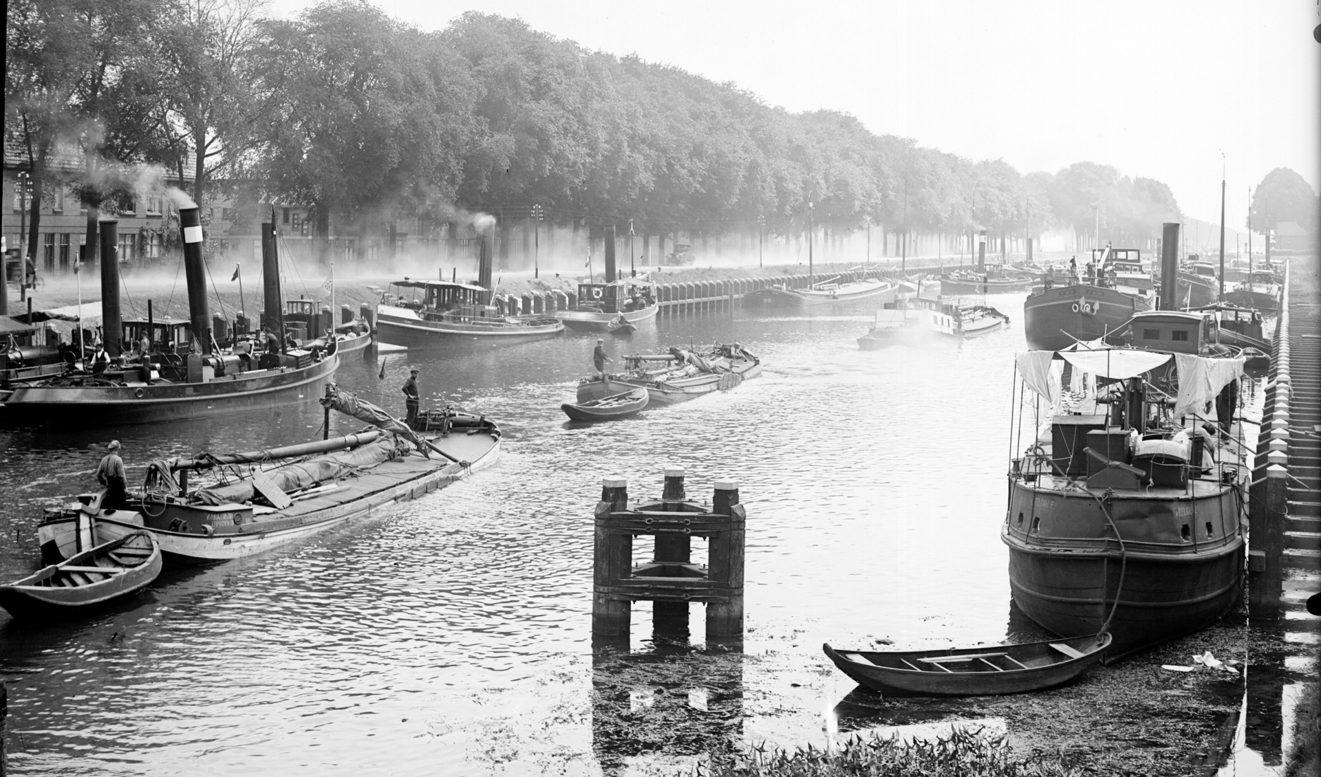 Op de foto zien we druk scheepvaartverkeer ergens tussen 1910 en 1930. Fotonummer: 0003775. Collectie: Erfgoed ’s-Hertogenbosch