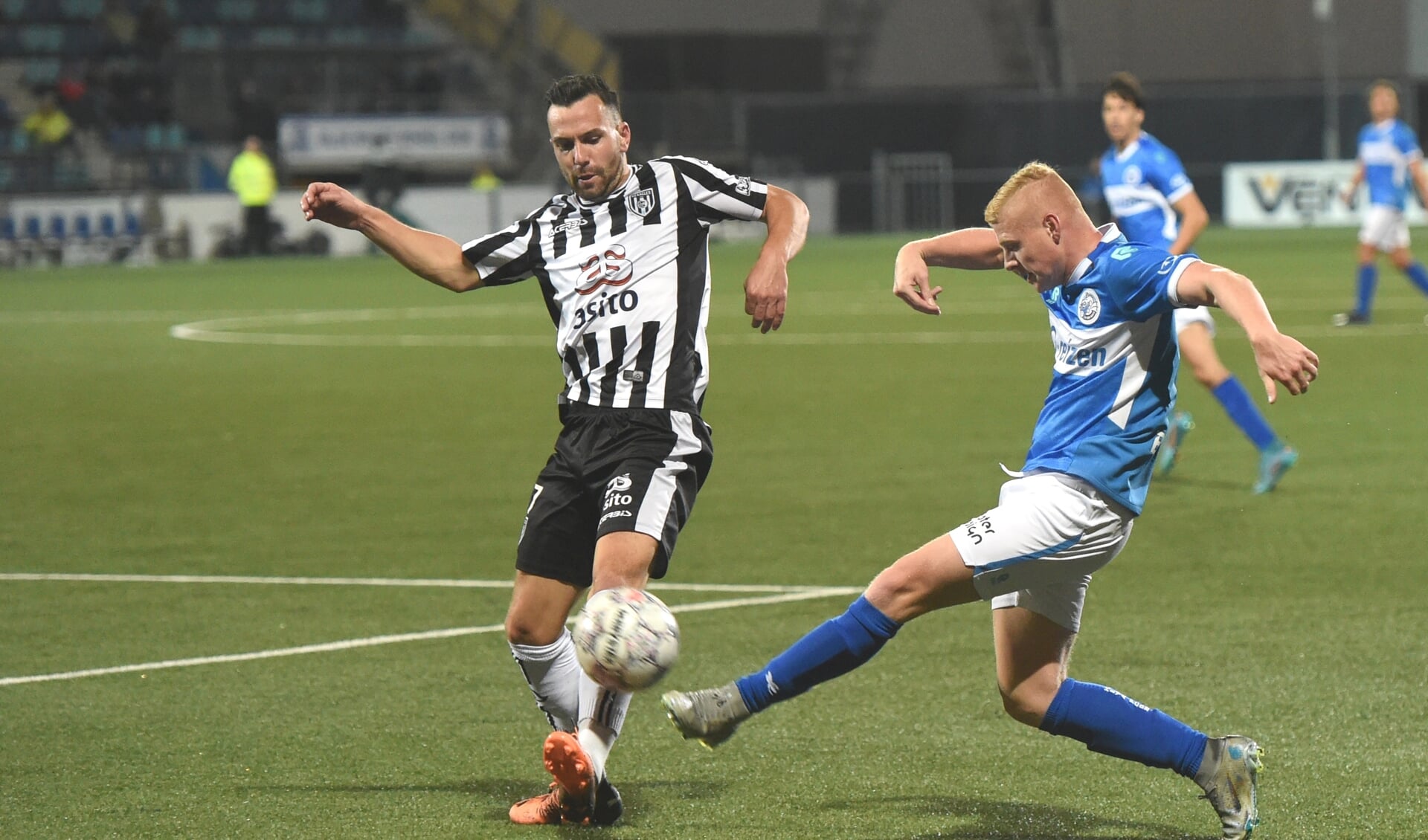 Sebastiaan van Bakel in actie in de met 1-2 verloren thuiswedstrijd tegen Heracles. (Foto: Henk van Esch)