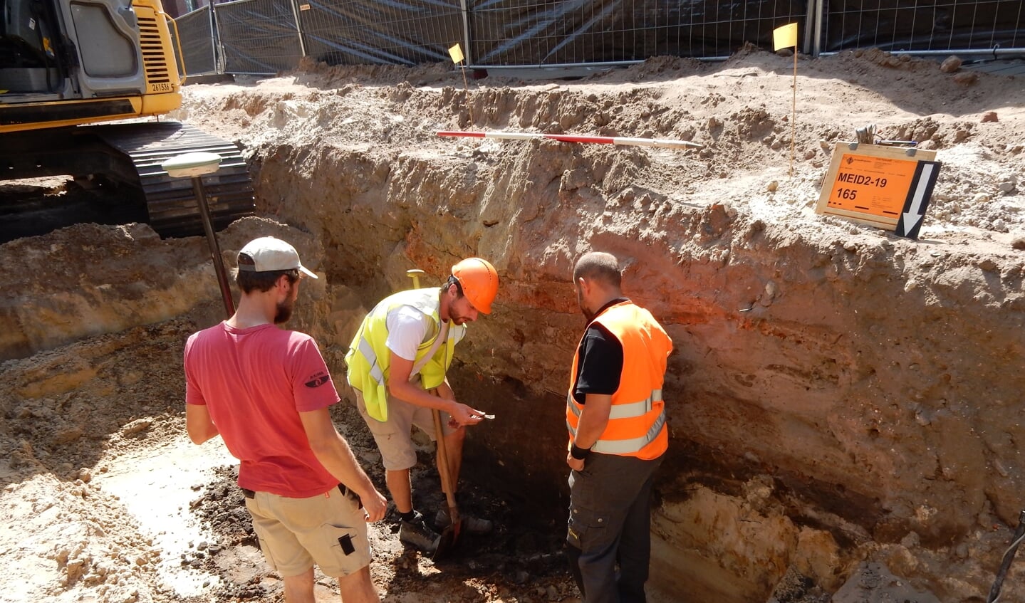 Het opgraven van een waterput in de Kerkstraat (N616) tijdens het archeologisch onderzoek in de zomer van 2019 door ADC Erfgoed.