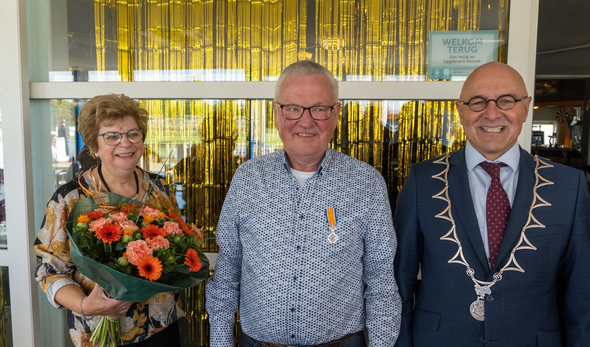 Gijs van Doorn heeft uit handen van burgemeester Van Rooij een Koninklijke onderscheiding ontvangen.  