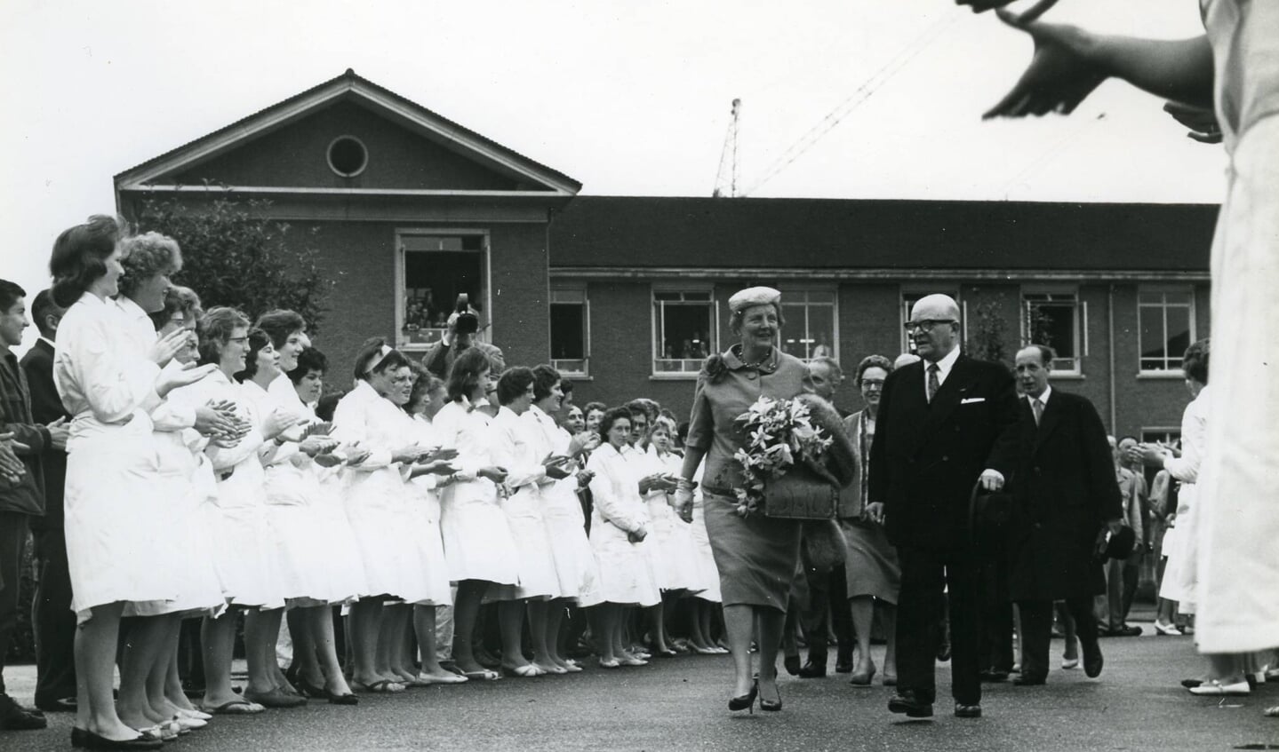 Koningin Juliana bezoekt Organon in 1961. Het personeel heet haar welkom. Naast haar loopt Saal van Zwanenberg, oprichter van Organon.