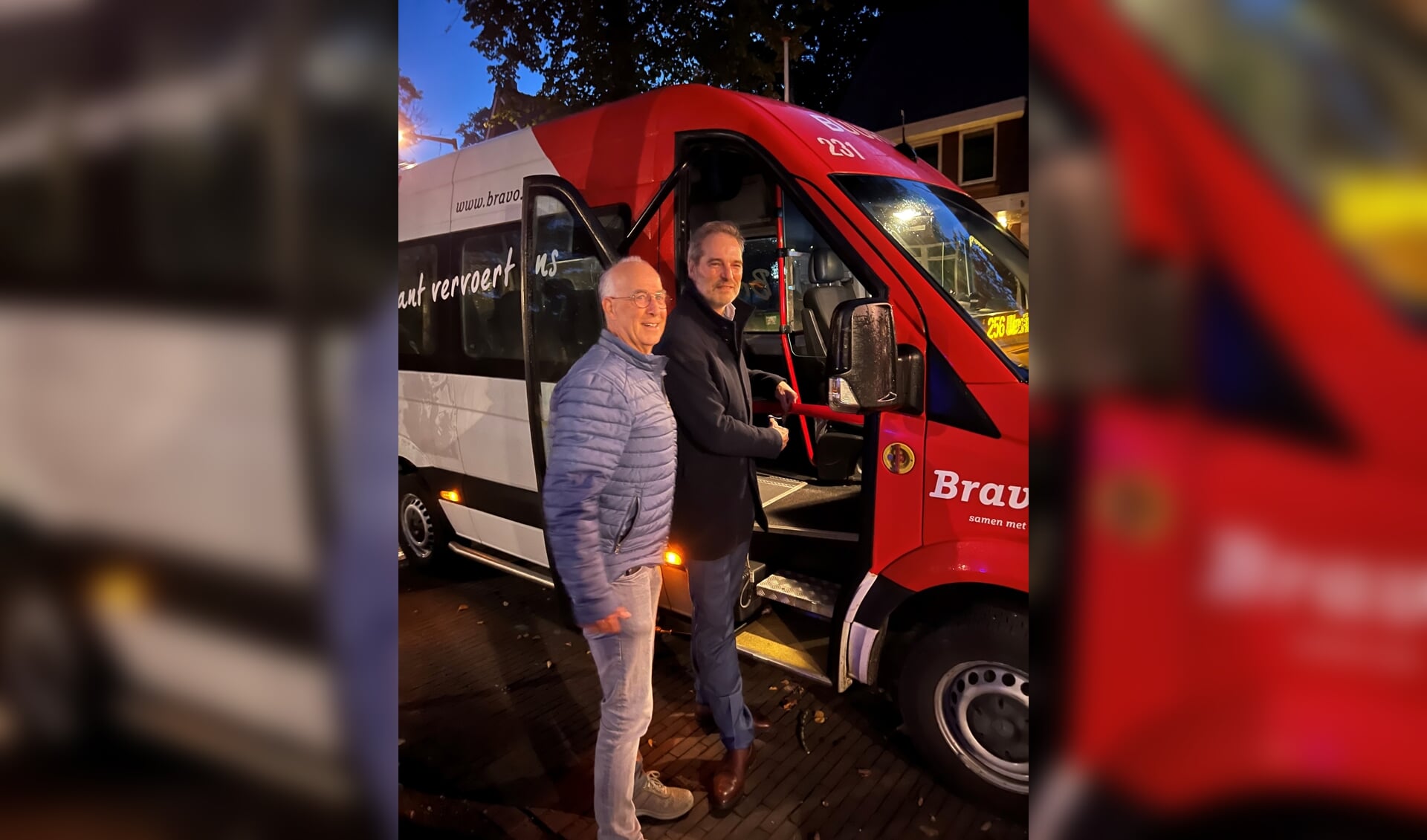 Wethouder Henri Willems (rechts) en vrijwillig chauffeur Jan Verbruggen nemen gezamenlijk de nieuwe buurtbuslijn in gebruik.