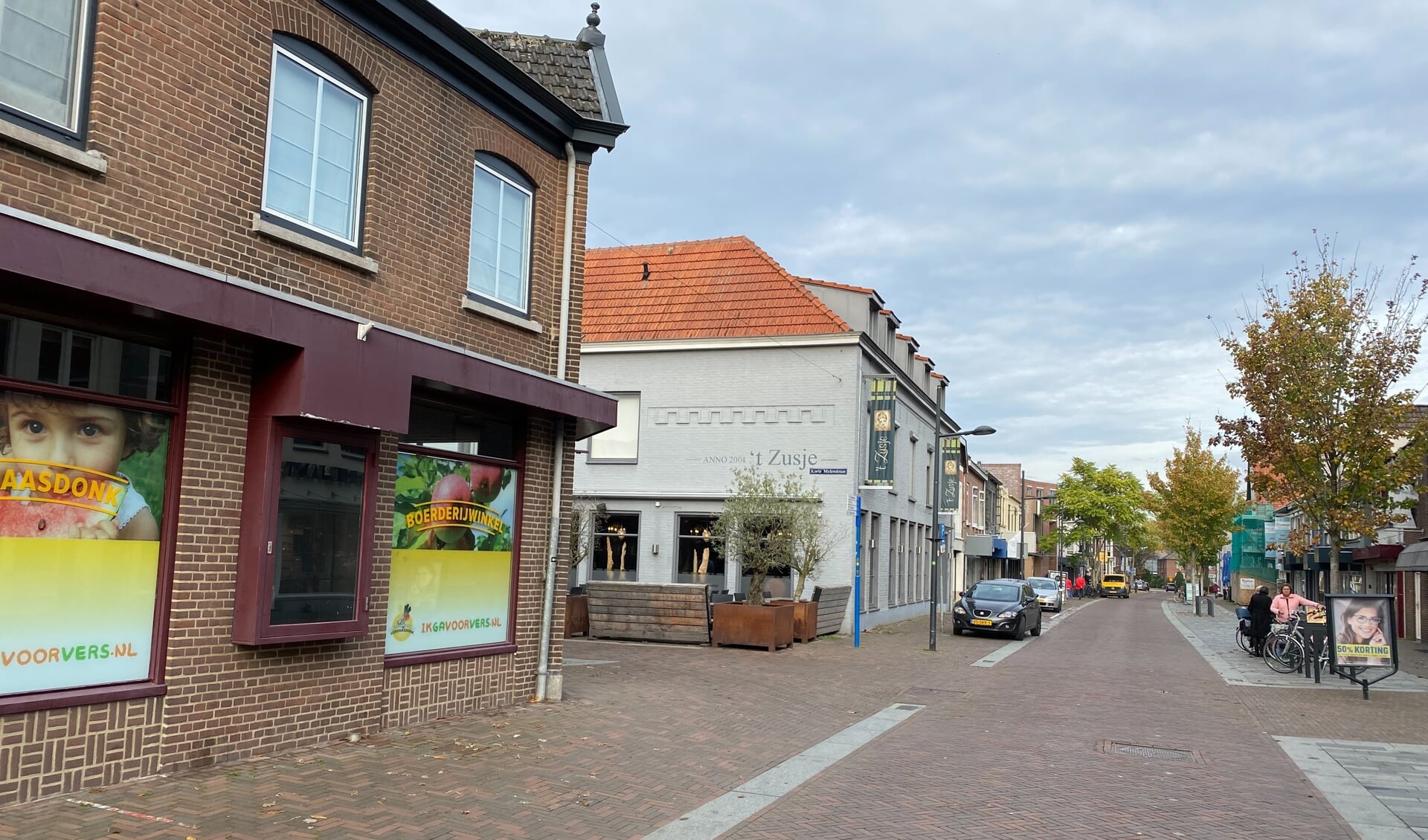 Grootschalige leegstand dreigt voor de Grotestraat in Cuijk. Links de gesloten boerderijwinkel van Verdaasdonk.