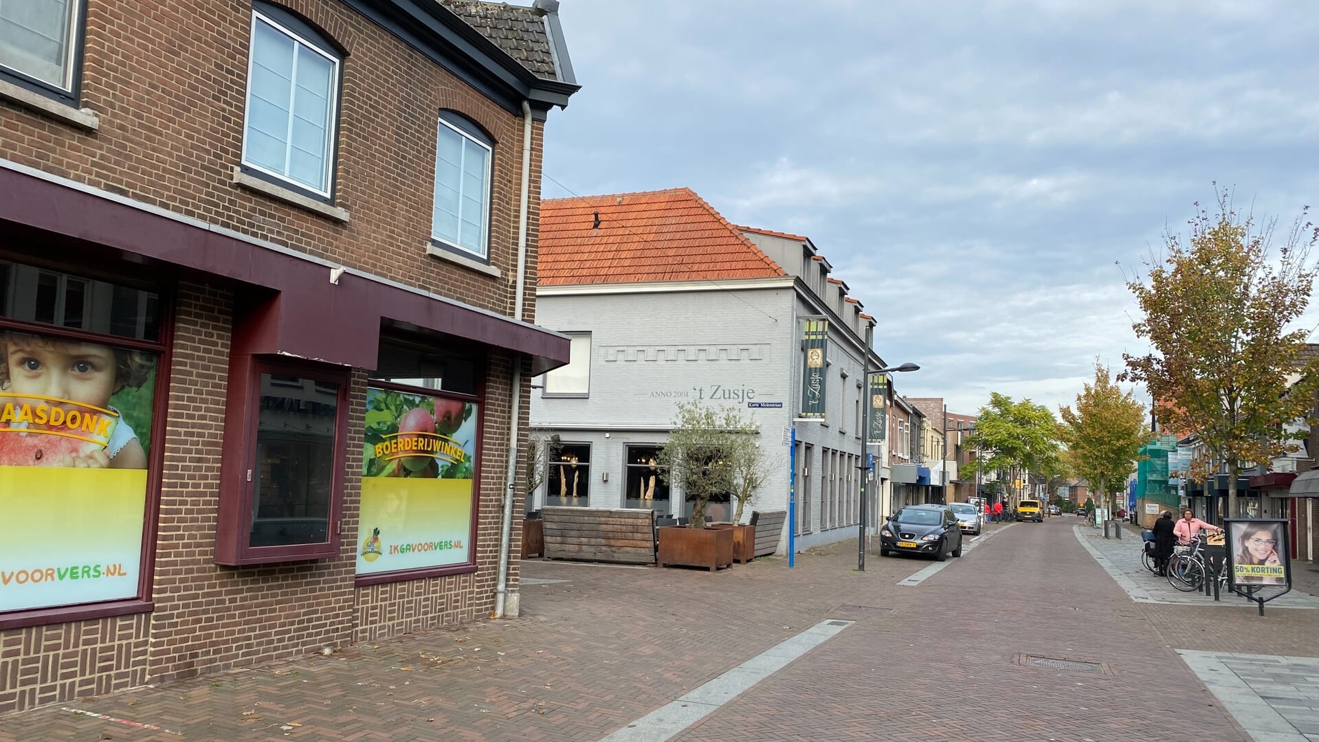 De Grotestraat in Cuijk kent inmiddels meerdere leegstaande panden door de energiecrisis.