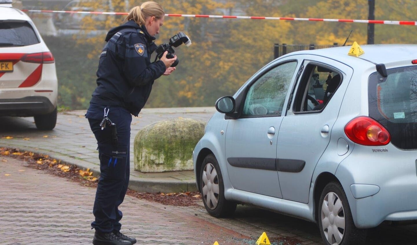 De politie is een groot buurtonderzoek gestart na de explosie vanochtend rond 08.00 uur aan de Acaciasingel in Den Bosch waarbij meerdere voertuigen en ook een woning schade hebben opgelopen.