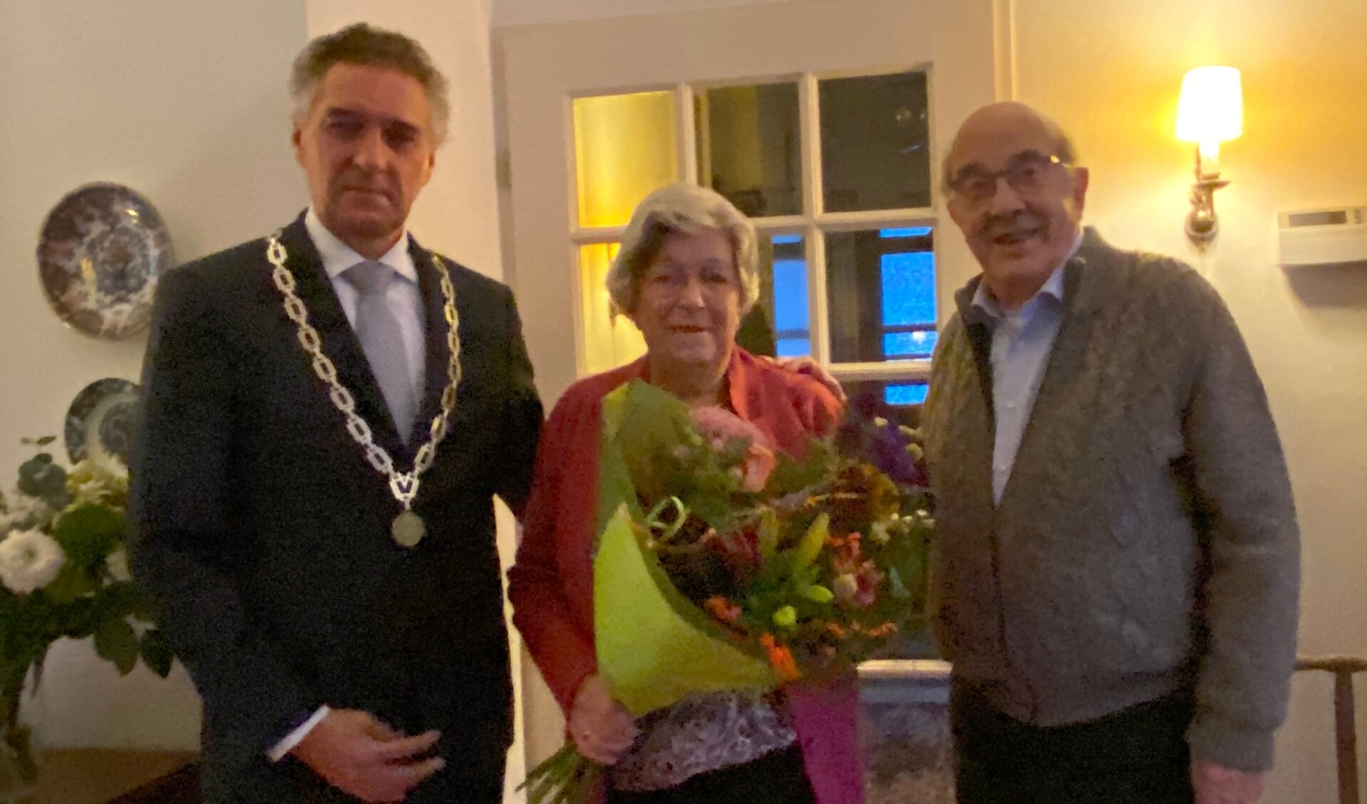 Nell en Toon Ras-Wouters werden vereerd met een bezoek van burgemeester Hans Teunissen.