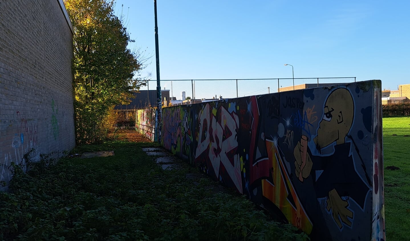 Achterkant van de graffiti-panelen bij t Honk.