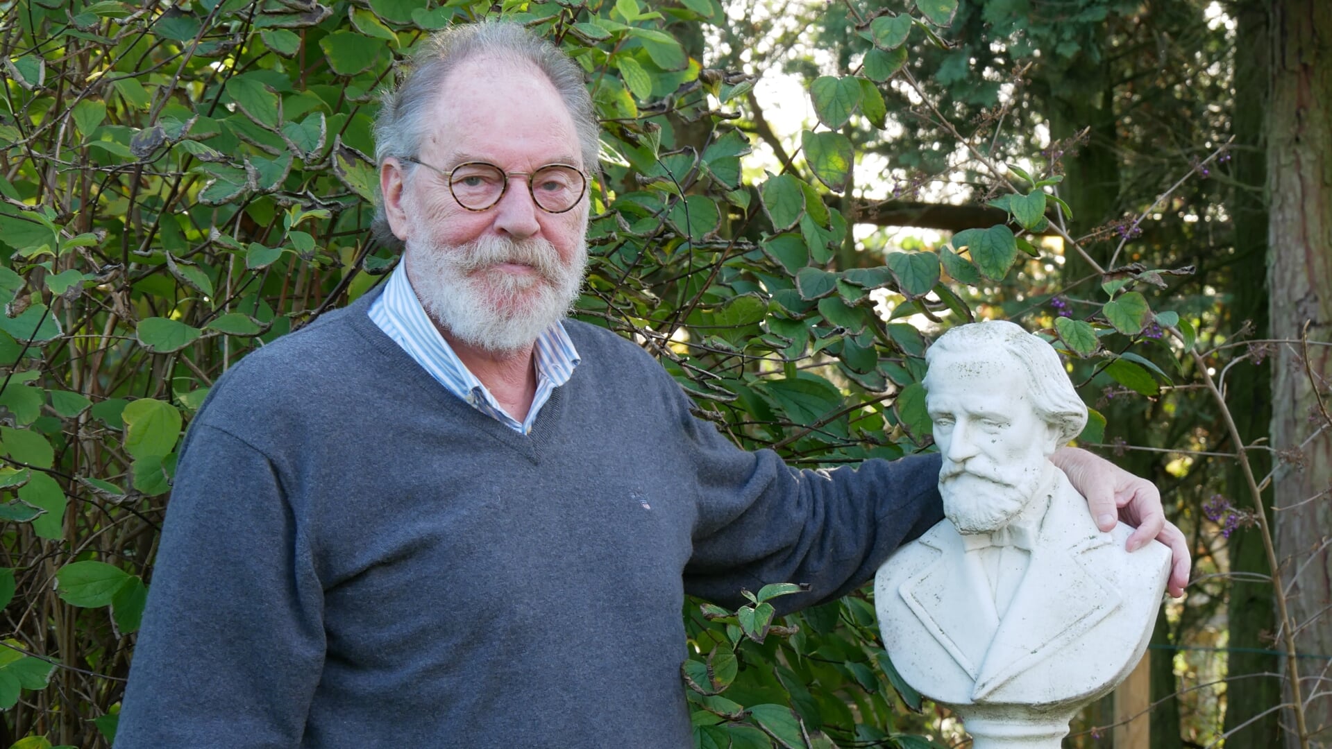 Hein Remmers heeft in zijn tuin een borstbeeld staan van zijn grote held Giuseppe Verdi.