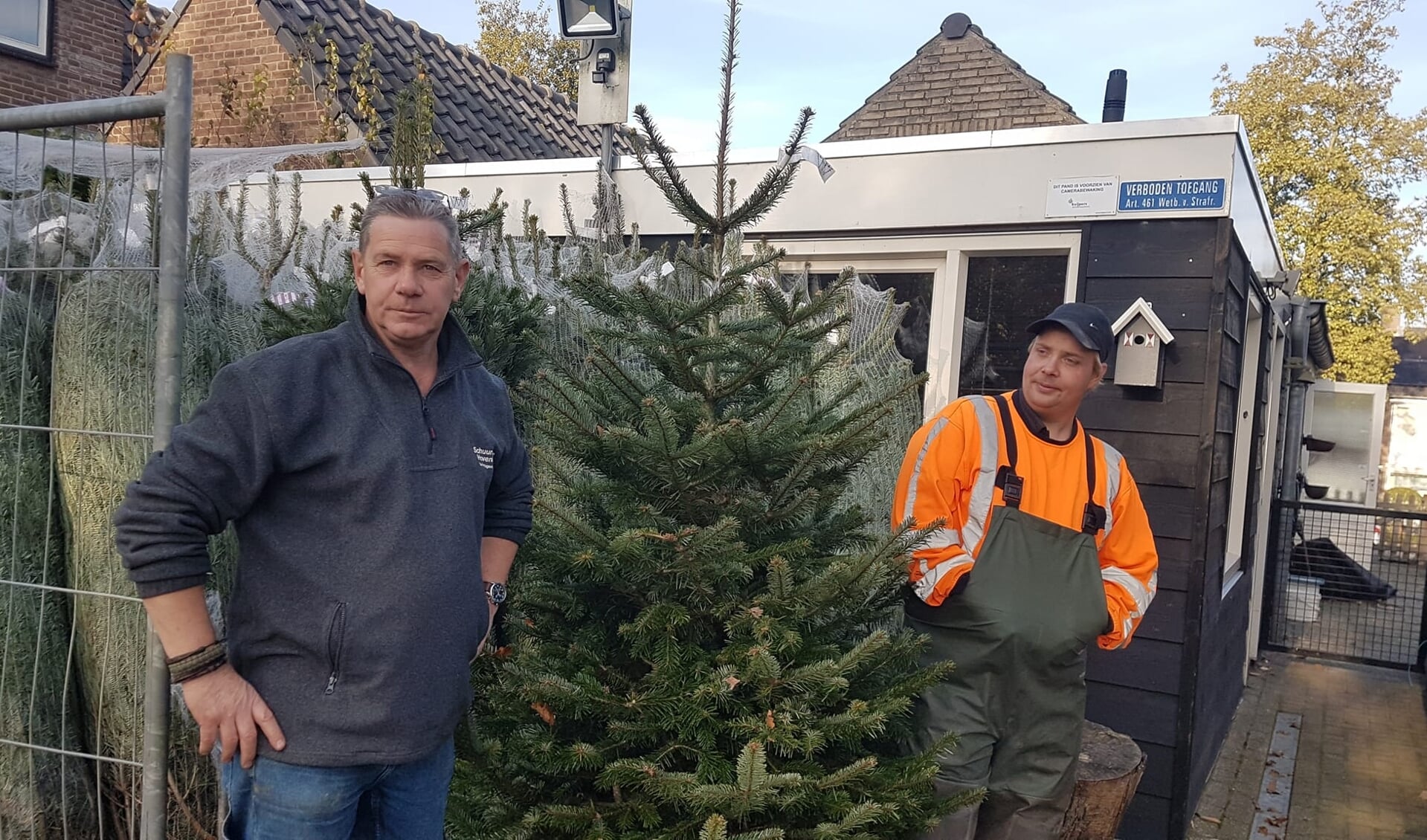 Martin Schuurmans (links) runt al 27 jaar een hoveniersbedrijf in Den Bosch. De verkoop van kerstbomen doet hij er al die jaren al bij.