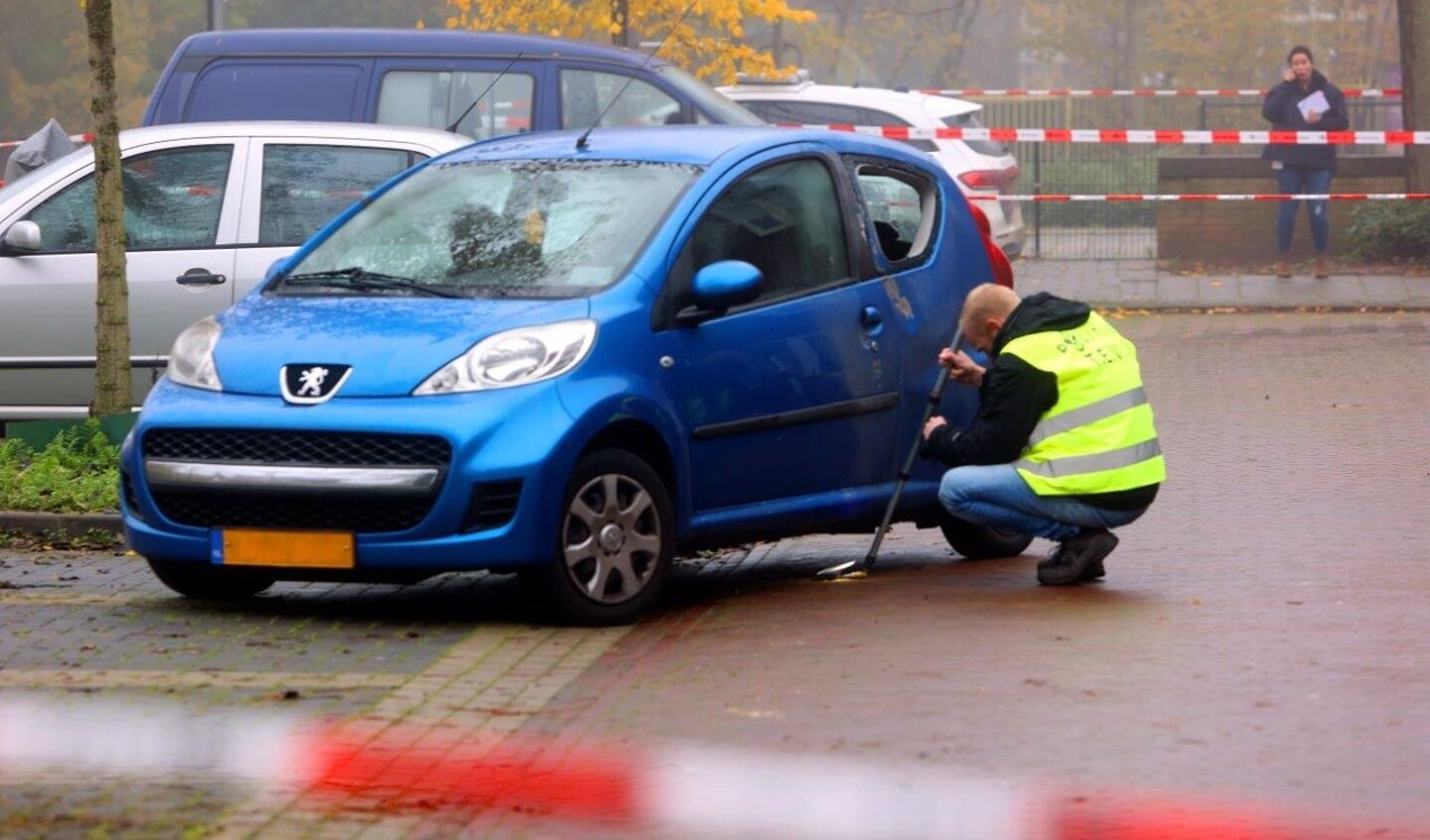 De politie is een groot buurtonderzoek gestart na de explosie vanochtend rond 08.00 uur aan de Acaciasingel in Den Bosch waarbij meerdere voertuigen en ook een woning schade hebben opgelopen.