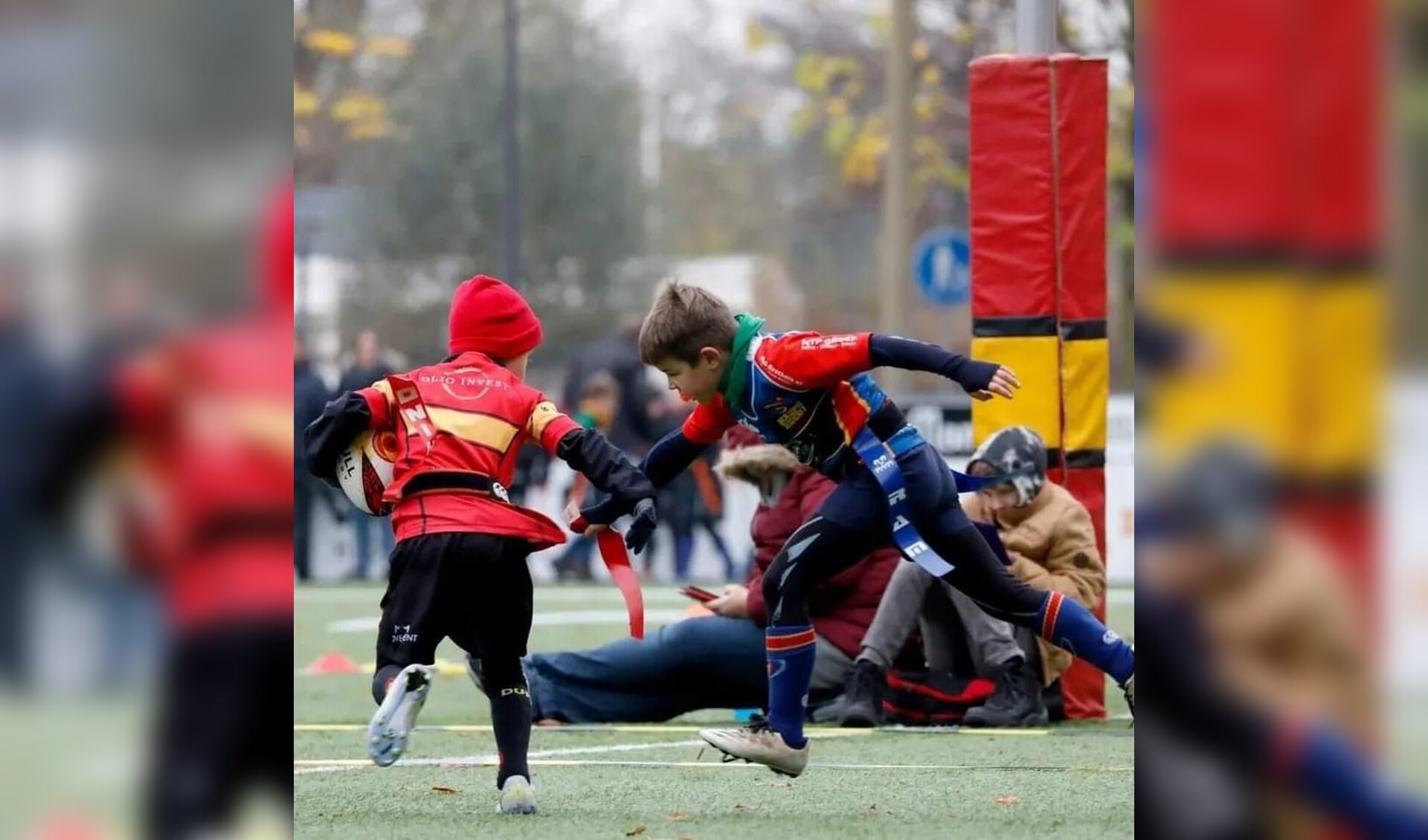 Hoge school rugby gespeeld door lage school kids tijdens het jaarlijkse Dukes TBM Toernooi in Den Bosch.