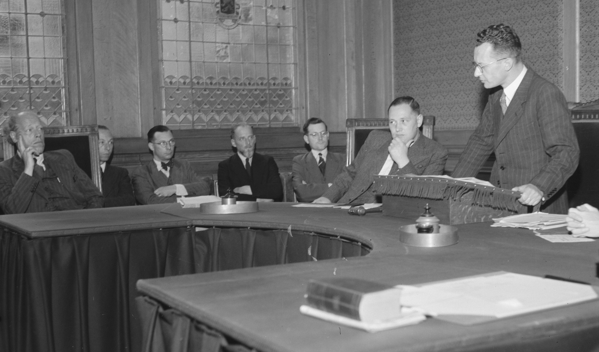 Foto genomen tijdens de eerste zitting van het Tribunaal in s-Hertogenbosch op 26 juli 1945 met rechts op de foto de president van het Tribunaal mr. Harry Holla.