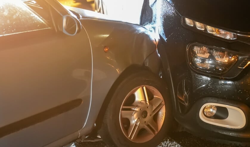 Auto botst op geparkeerde auto.