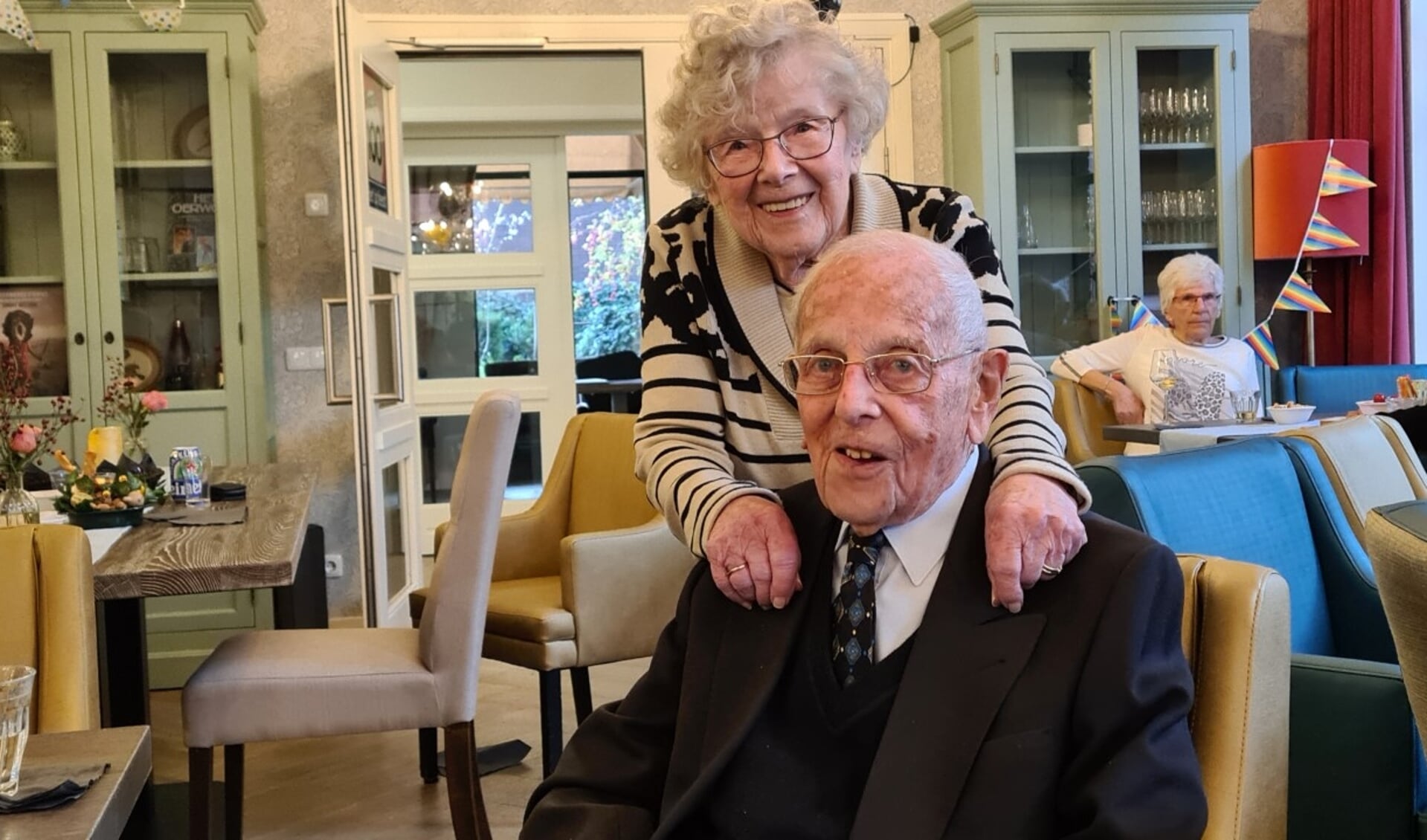 Sjef Serré uit Den Bosch vierde afgelopen zaterdag zijn honderdste verjaardag. Op de foto poseert hij samen met zijn zus Fien (93).