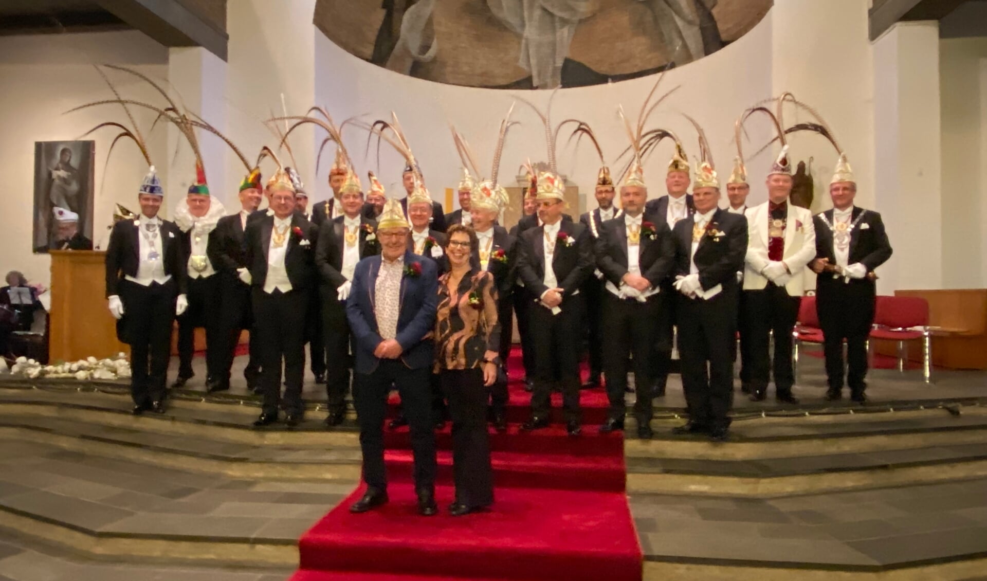 De nieuwste drager van de Gouden Narrenkap met op de achtergrond de vorsten van de aanwezige verenigingen. (Foto: Jos Gröniger)