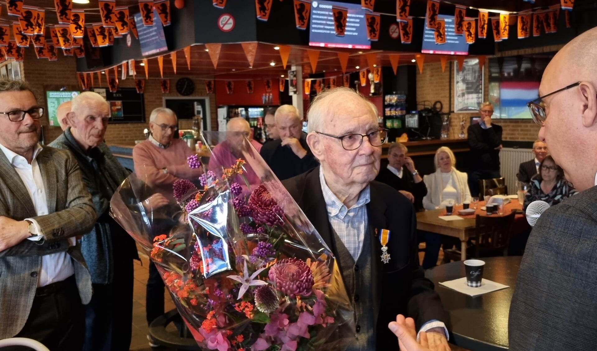 Jan van Mil heeft vrijdag een Koninklijke onderscheiding ontvangen vanwege zijn 75-jarig lidmaatschap van voetbalvereniging BVV in Den Bosch. Burgemeester Mikkers (rechts) reikte de onderscheiding uit.