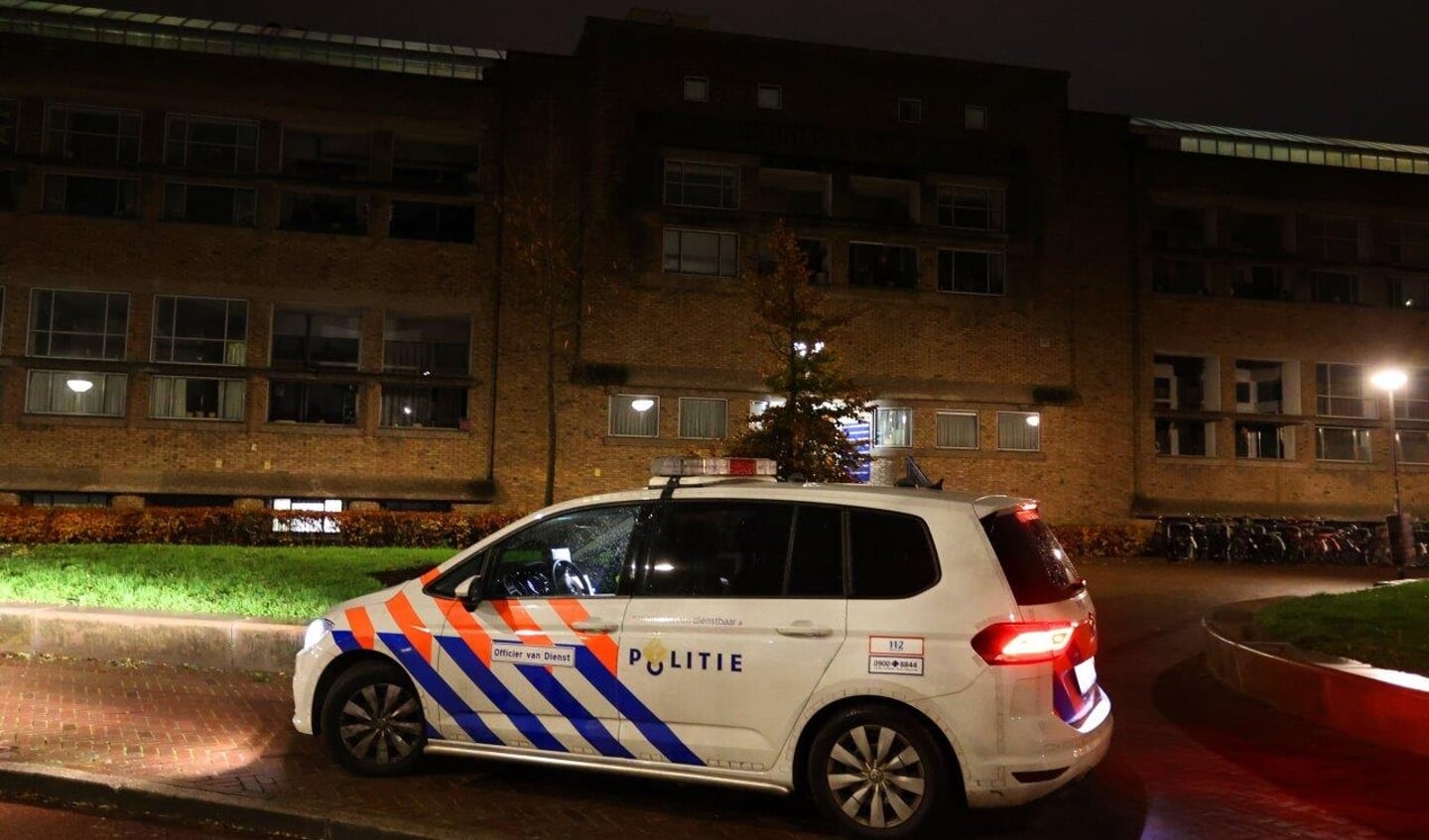 Vannacht rond 01.30 uur is een explosief ontploft voor een appartement aan het Kapelaan Koopmansplein in Den Bosch.