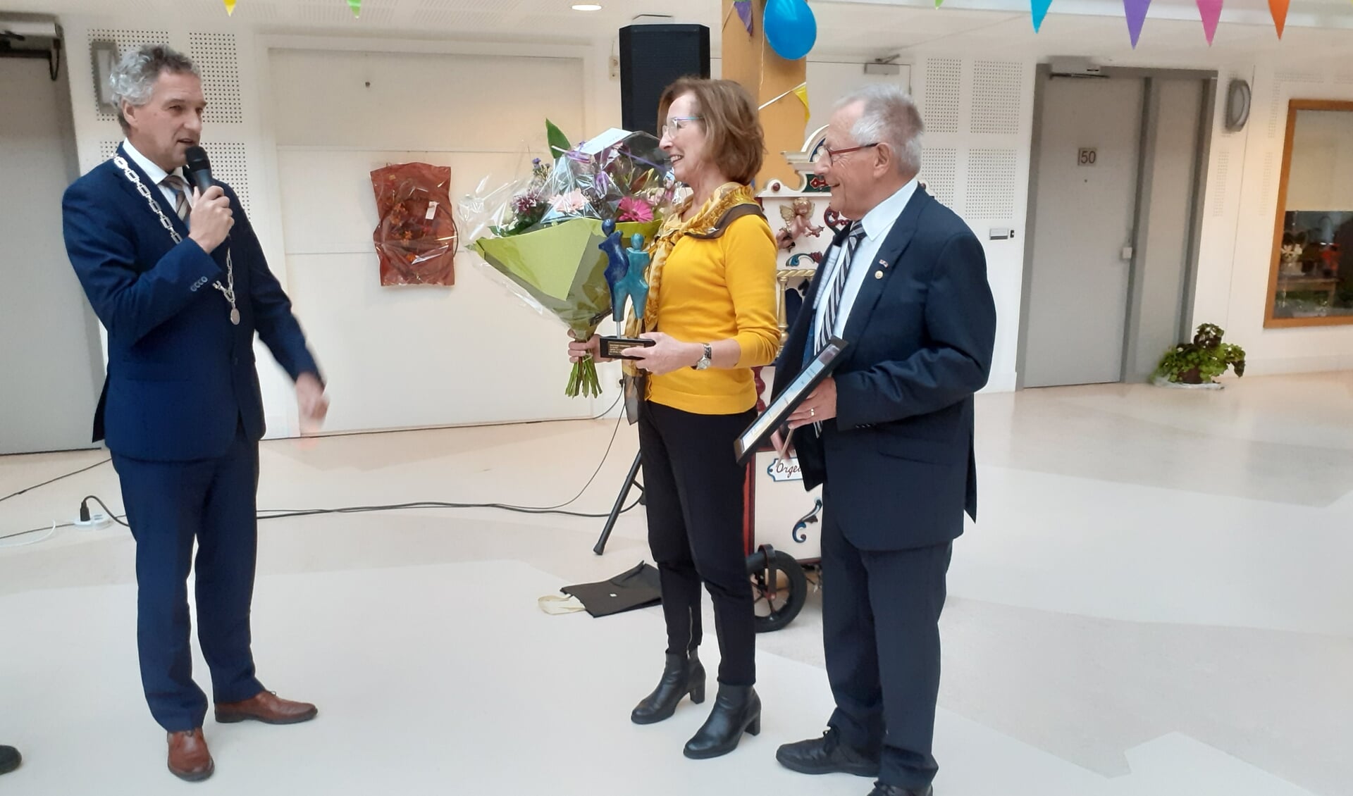 Mieke Dekkers en Vicent van Riet worden toegesproken door burgemeester Teunissen. (Foto: Maarten Dekkers)