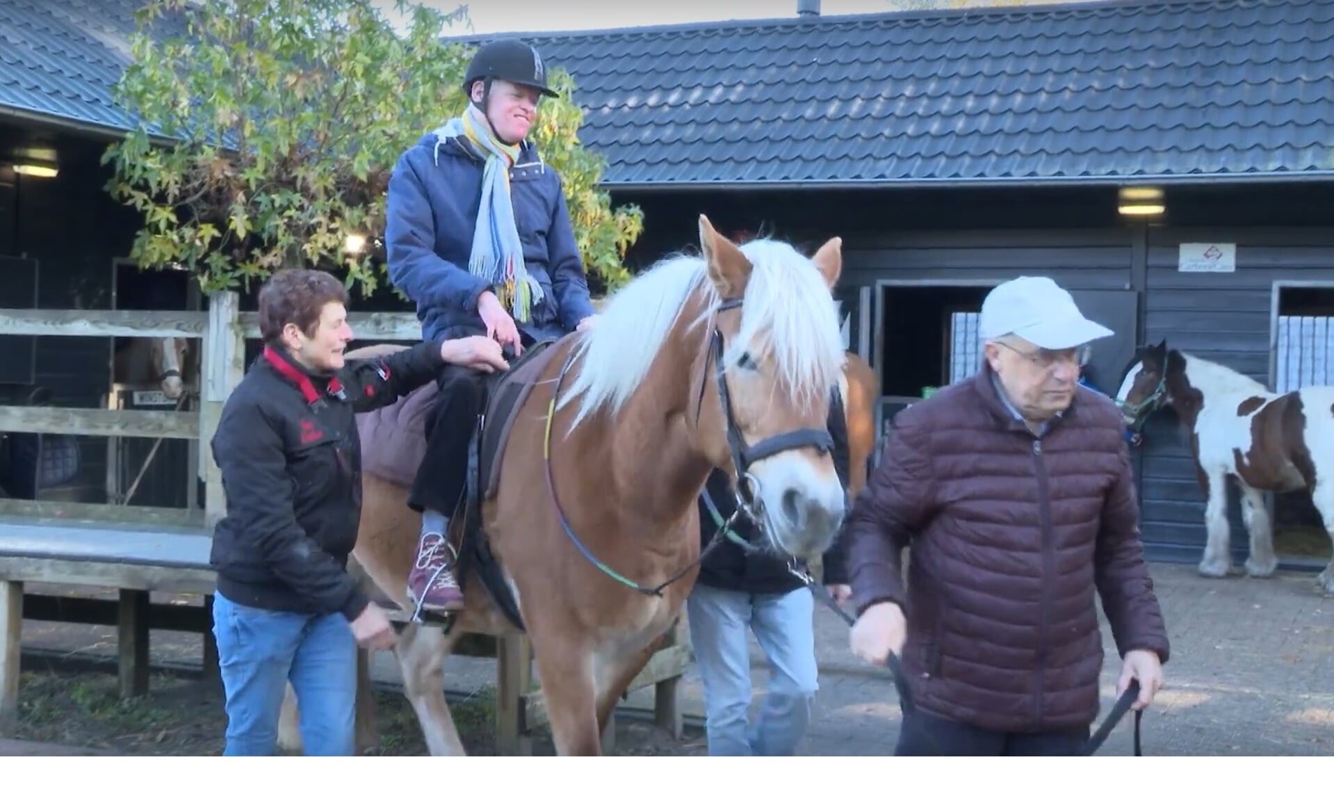 Dankzij een donatie van 'Vrienden van Cello' kunnen voortaan nog meer cliënten ontspanning vinden in het paardrijden.  