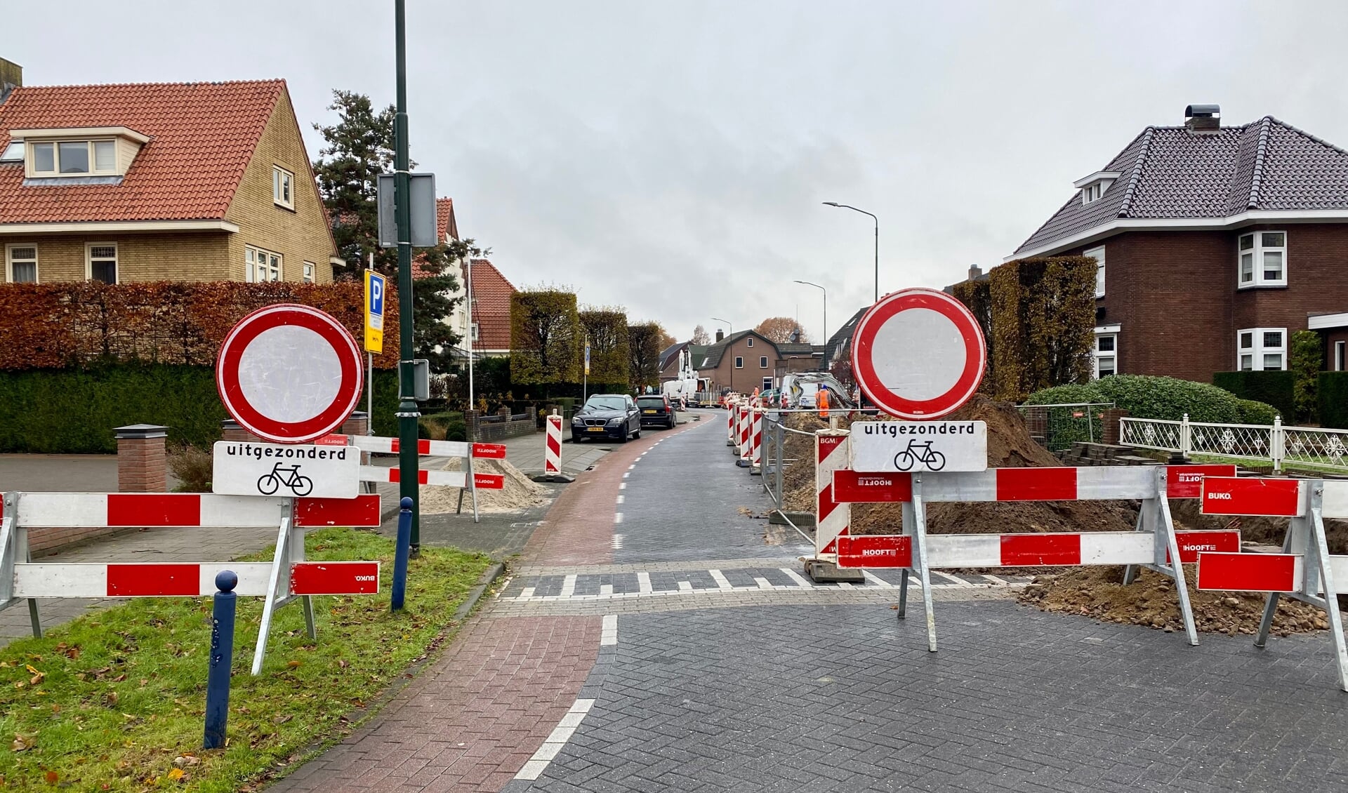 Voor doorgaand verkeer is de Gasthuisstraat afgesloten, voor fietsers verandert er niks.