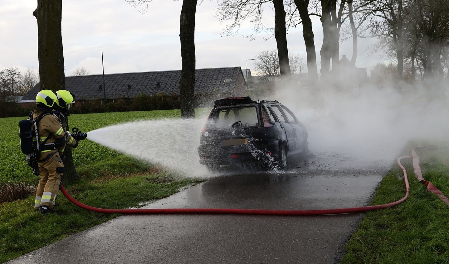 Auto vliegt spontaan in de brand in Lith.